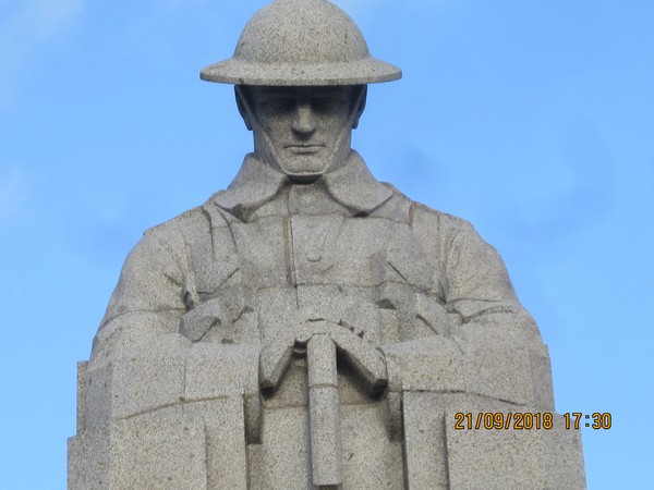 אנדרטת הלוחם המהרהר ( The Brooding Soldier) - מוקדשת לדיביזיה הקנדית ה-1
