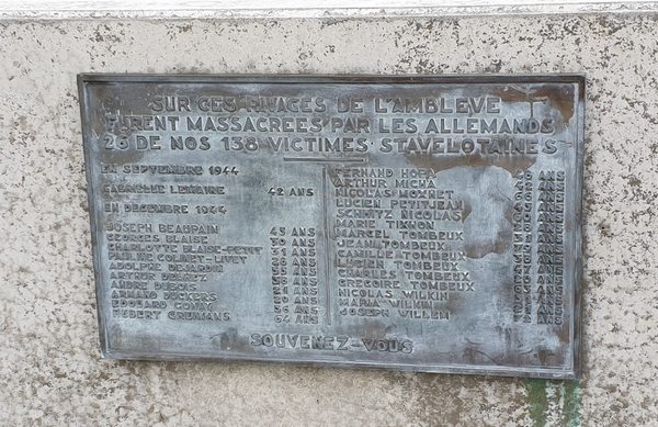 לוח זיכרון ל-25 מתושבי סטאבלו שנרצחו ע"י הגרמנים ליד גשר האמבלב בדצמבר 44'
