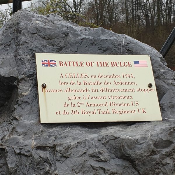 לוח הזיכרון של האנדרטה - לציון המקום בה נעצרה ההתקדמות הגרמנית במתקפת הארדנים