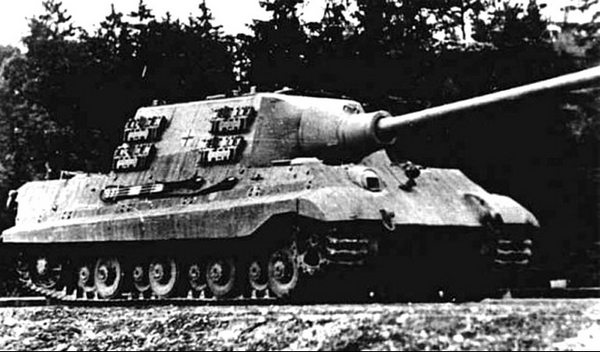 יאגדטייגר Sdkfz186 - משקל : 72 טון ; תותח 128 מ"מ ; שריון : 250 מ"מ בחזית ; צוות : 6 כולל 2 טענים