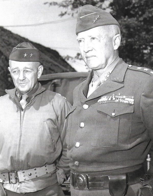 גנרל יו גאפי - מפקד הדיביזיה במערכת הארדנים - עם פטון