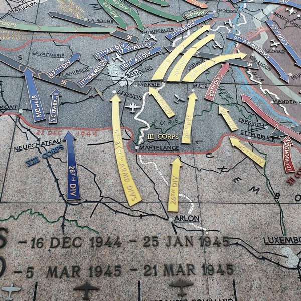 תבליט מפת קרבות הארמיה ה-3  במערכת הארדנים ובמערכת הריין בבית העלמין האמריקני בלוכסמבורג -החץ הצהוב השמאלי מציג את מסלול הדיביזיה ה-4