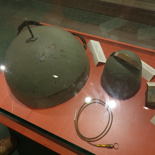 פצצות המטען החלול – מימין פצצת 12 ק"ג - משמאל : פצצת 50 ק"ג